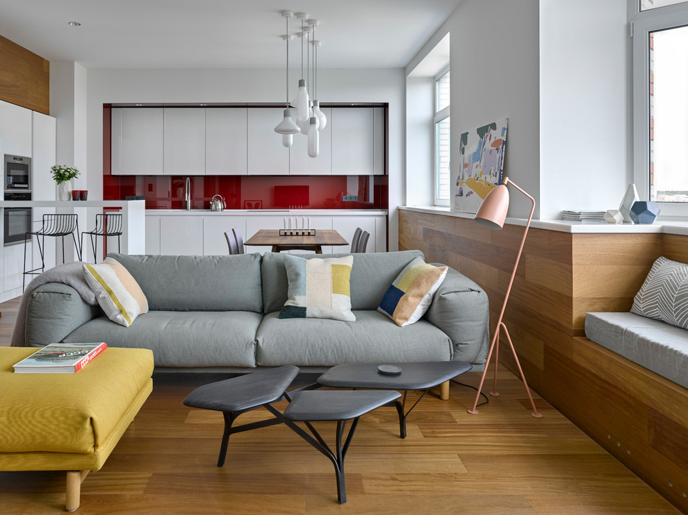 Immagine di un soggiorno scandinavo aperto con pareti bianche, pavimento in legno verniciato e pavimento marrone