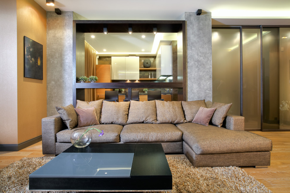На фото: открытая гостиная комната среднего размера в современном стиле с паркетным полом среднего тона и разноцветными стенами с