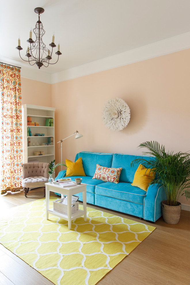 Стильный дизайн: изолированная гостиная комната в современном стиле с розовыми стенами и паркетным полом среднего тона - последний тренд