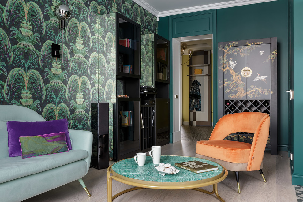 Abgetrenntes Modernes Wohnzimmer mit grüner Wandfarbe, hellem Holzboden und beigem Boden in Sankt Petersburg