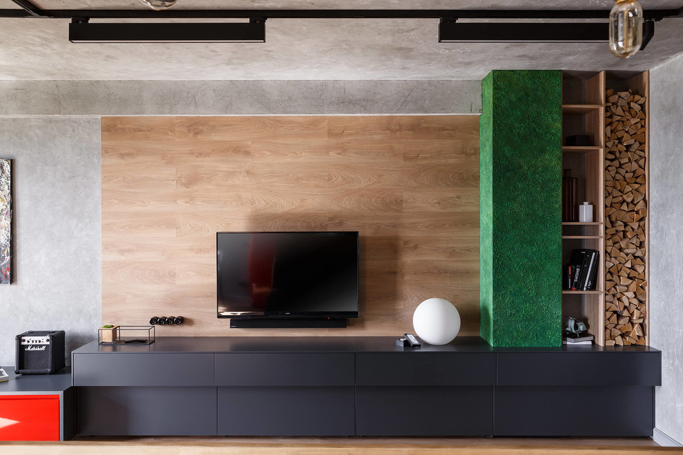 Свежая идея для дизайна: маленькая открытая гостиная комната в современном стиле с серыми стенами, паркетным полом среднего тона, телевизором на стене и коричневым полом для на участке и в саду - отличное фото интерьера