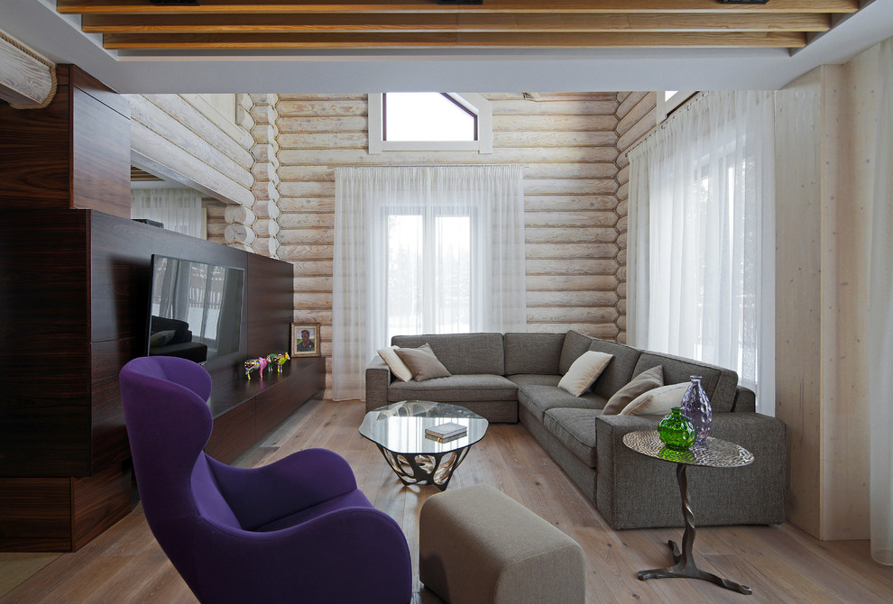 Diseño de sala de estar contemporánea de tamaño medio sin chimenea con paredes beige, suelo de madera en tonos medios y televisor colgado en la pared