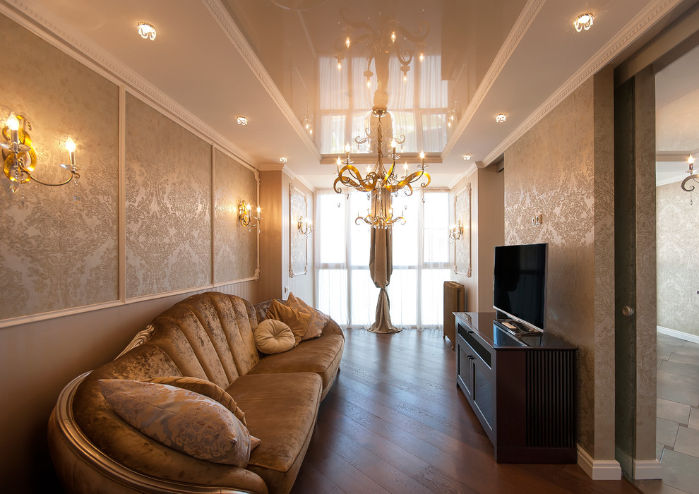 Стильный дизайн: изолированная гостиная комната среднего размера в классическом стиле с бежевыми стенами, темным паркетным полом и отдельно стоящим телевизором без камина - последний тренд