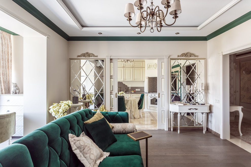 Großes, Offenes Klassisches Wohnzimmer mit grüner Wandfarbe, dunklem Holzboden, Gaskamin, verputzter Kaminumrandung, TV-Wand und braunem Boden in Sonstige