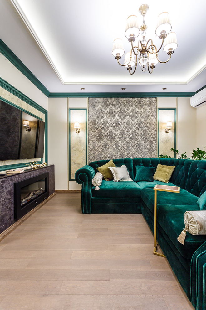 Пример оригинального дизайна: большая открытая гостиная комната в стиле неоклассика (современная классика) с зелеными стенами, темным паркетным полом, горизонтальным камином, фасадом камина из штукатурки, телевизором на стене и коричневым полом