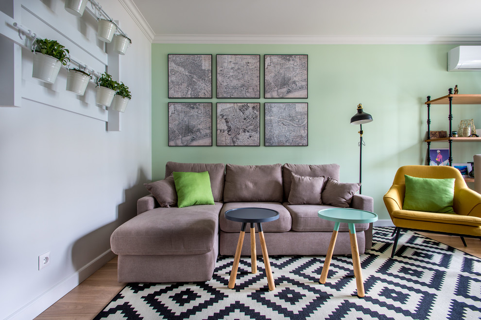 Идея дизайна: открытая гостиная комната в стиле неоклассика (современная классика) с зелеными стенами, светлым паркетным полом и тюлем на окнах