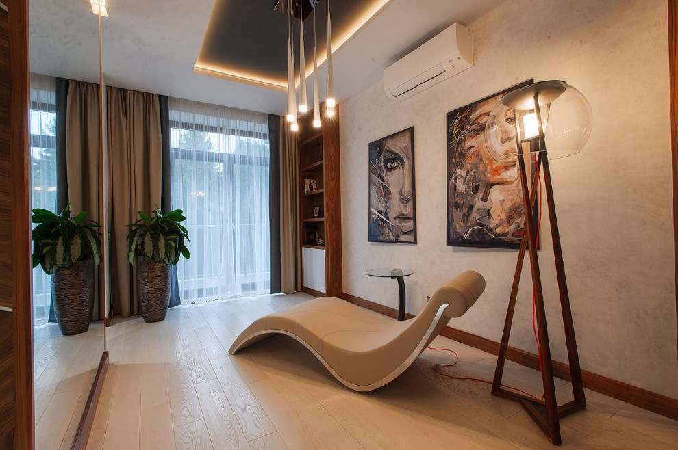 На фото: изолированная гостиная комната в современном стиле с бежевыми стенами, светлым паркетным полом и бежевым полом с