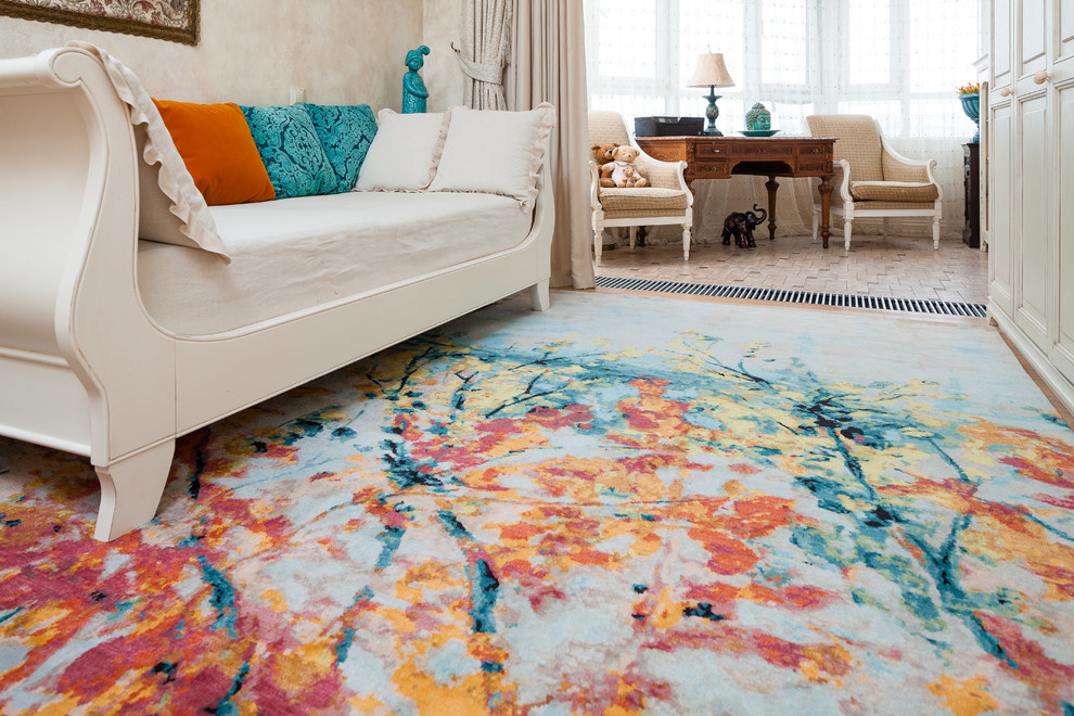 Свежая идея для дизайна: гостиная комната в стиле фьюжн с ковровым покрытием - отличное фото интерьера