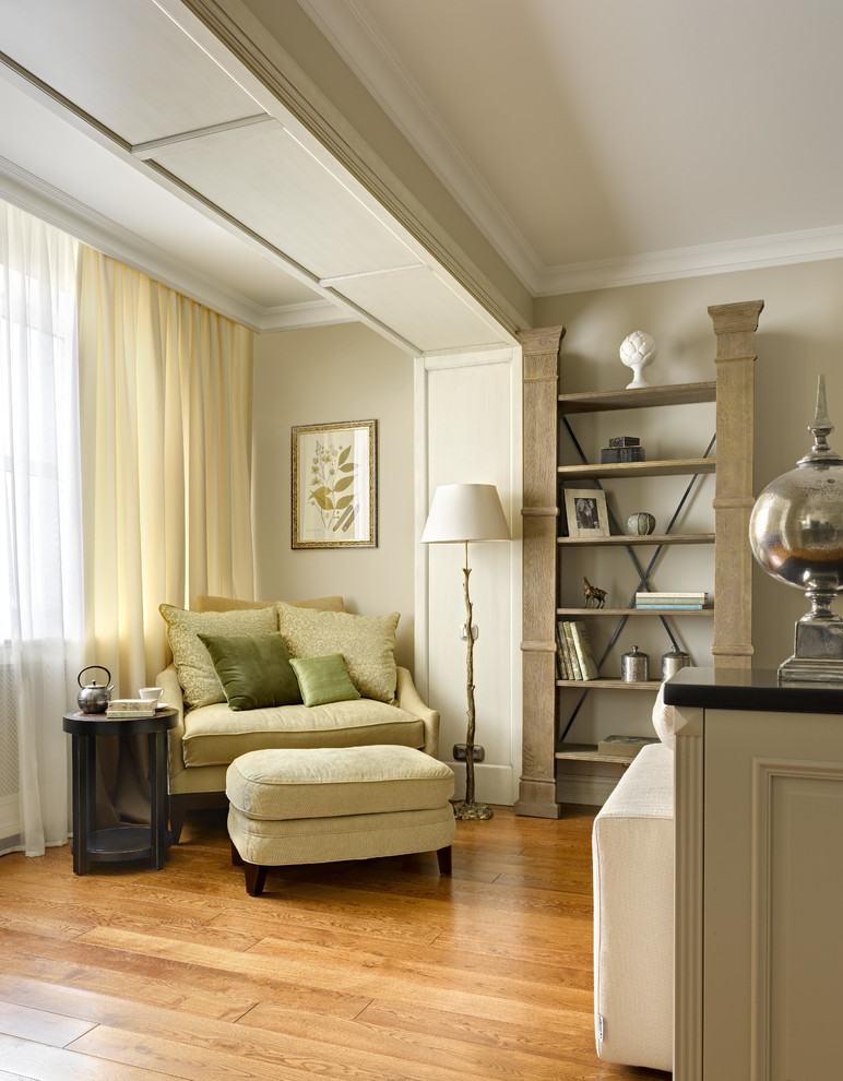 Esempio di un soggiorno classico di medie dimensioni con libreria, pareti beige e pavimento in legno massello medio
