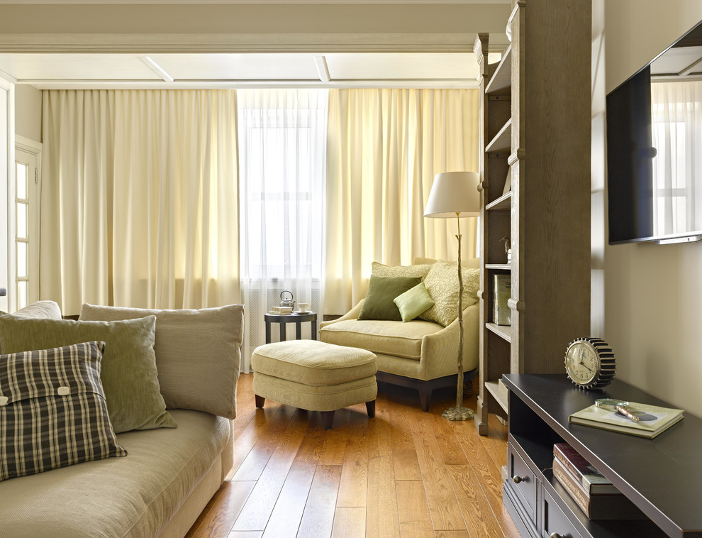 Idee per un soggiorno classico di medie dimensioni con pareti beige, pavimento in legno massello medio, TV a parete e sala formale
