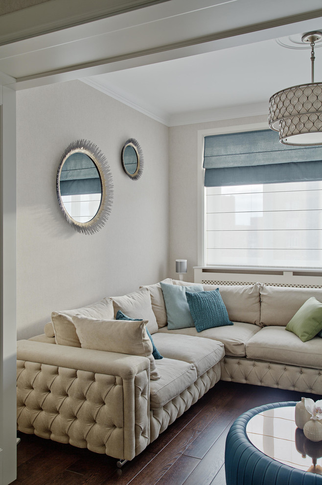 Immagine di un soggiorno design chiuso con pareti beige, parquet scuro e TV a parete