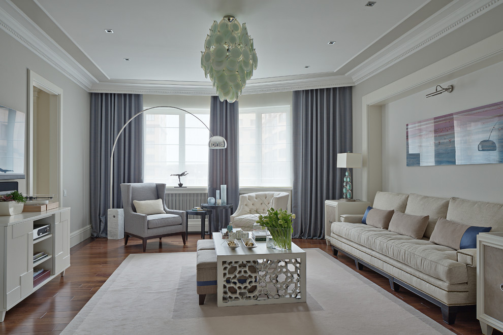 Esempio di un soggiorno contemporaneo chiuso con pareti beige, pavimento in legno massello medio e TV a parete