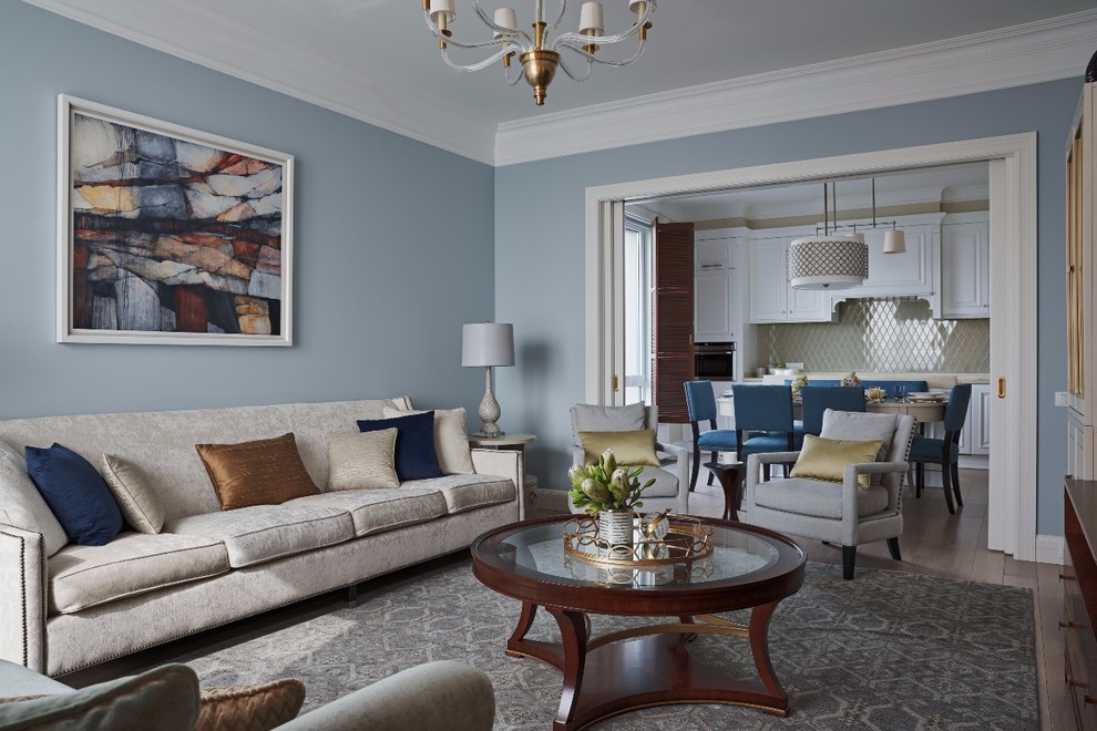 Свежая идея для дизайна: гостиная комната в стиле неоклассика (современная классика) с музыкальной комнатой, синими стенами, светлым паркетным полом и телевизором на стене - отличное фото интерьера