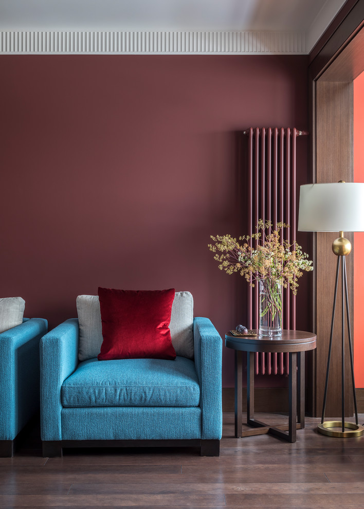 Immagine di un soggiorno classico di medie dimensioni con pareti rosse, parquet scuro, nessun camino e pavimento marrone