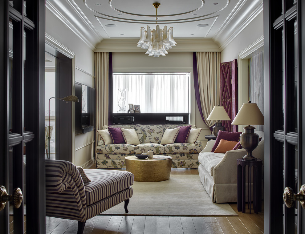 Mittelgroßes, Repräsentatives, Abgetrenntes Klassisches Wohnzimmer ohne Kamin mit beiger Wandfarbe, braunem Holzboden, TV-Wand und braunem Boden in Moskau