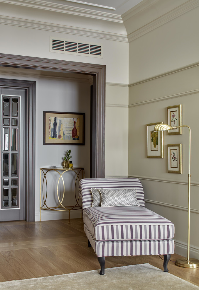 На фото: парадная, изолированная гостиная комната среднего размера в стиле фьюжн с бежевыми стенами, паркетным полом среднего тона и коричневым полом без камина с