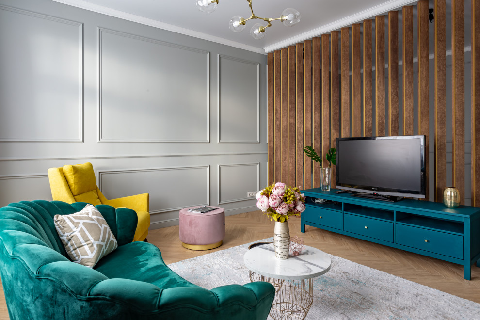 Стильный дизайн: гостиная комната среднего размера в современном стиле с серыми стенами, светлым паркетным полом, отдельно стоящим телевизором и бежевым полом без камина - последний тренд