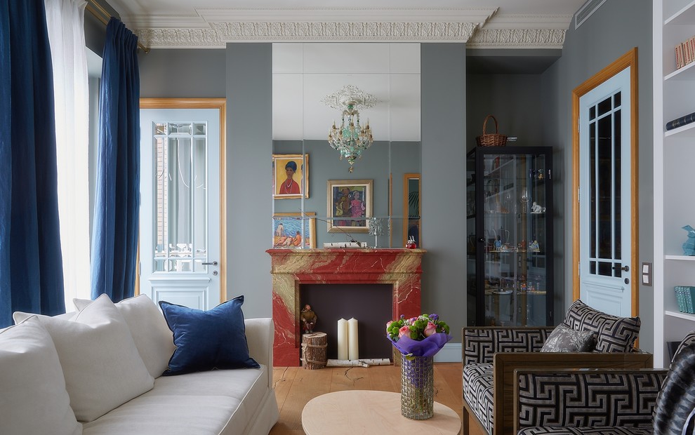 Стильный дизайн: изолированная гостиная комната с серыми стенами - последний тренд