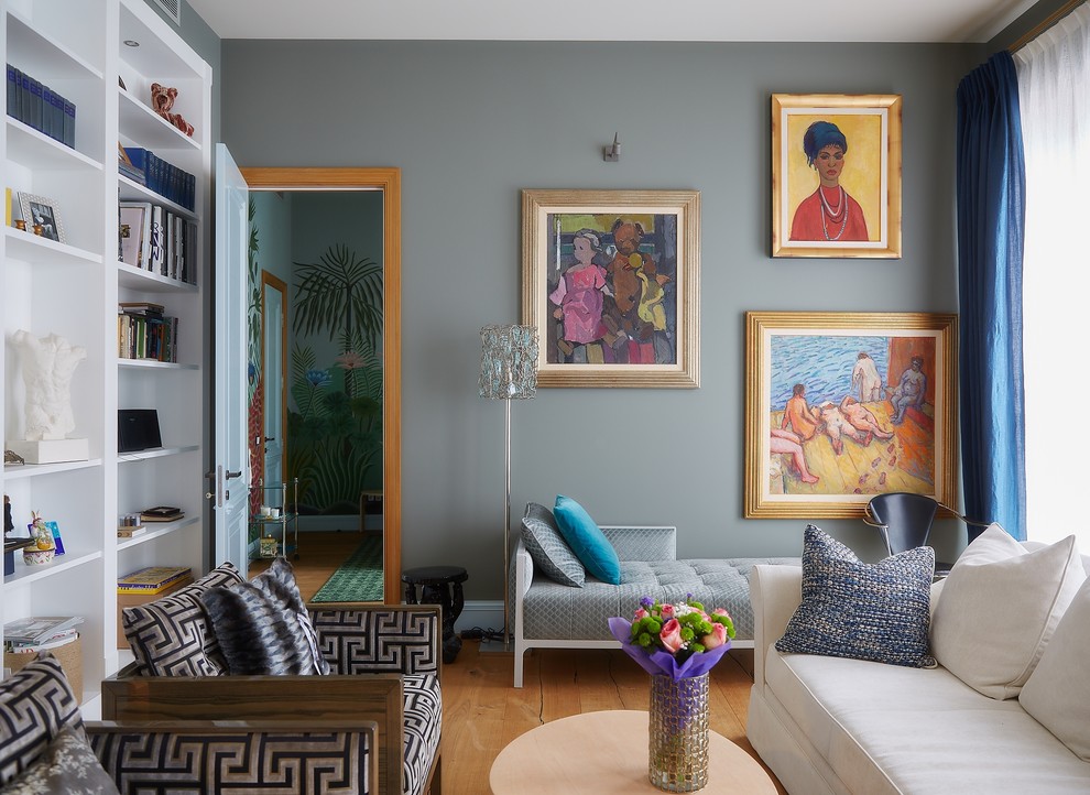 Источник вдохновения для домашнего уюта: изолированная, парадная гостиная комната в стиле фьюжн с серыми стенами и паркетным полом среднего тона