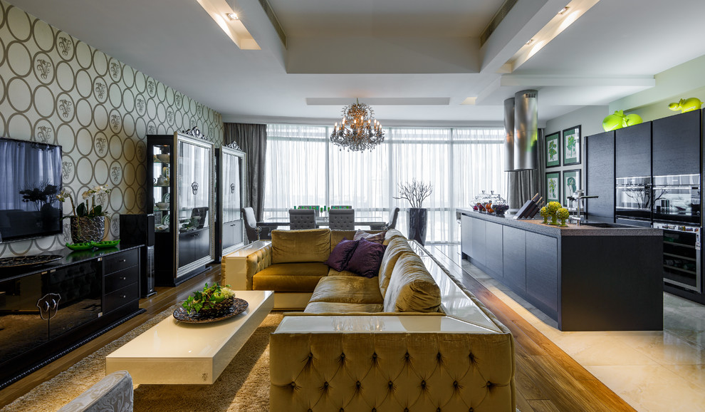 Foto di un soggiorno design aperto con sala formale, pareti beige e TV autoportante