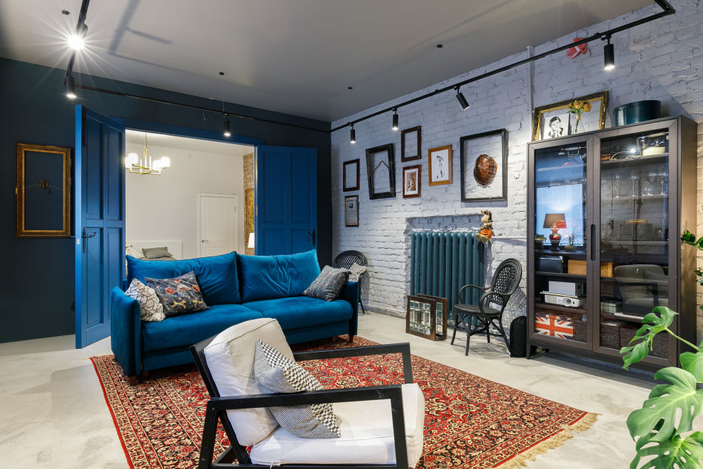 Источник вдохновения для домашнего уюта: большая изолированная гостиная комната в стиле лофт с синими стенами и бежевым полом