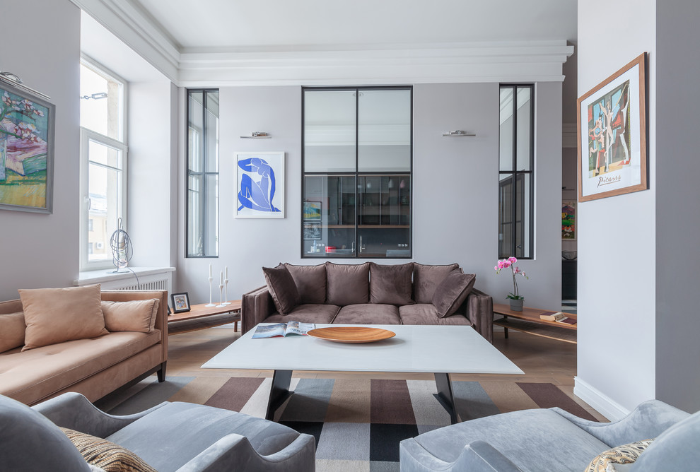 Свежая идея для дизайна: гостиная комната в стиле неоклассика (современная классика) с серыми стенами, светлым паркетным полом и бежевым полом - отличное фото интерьера