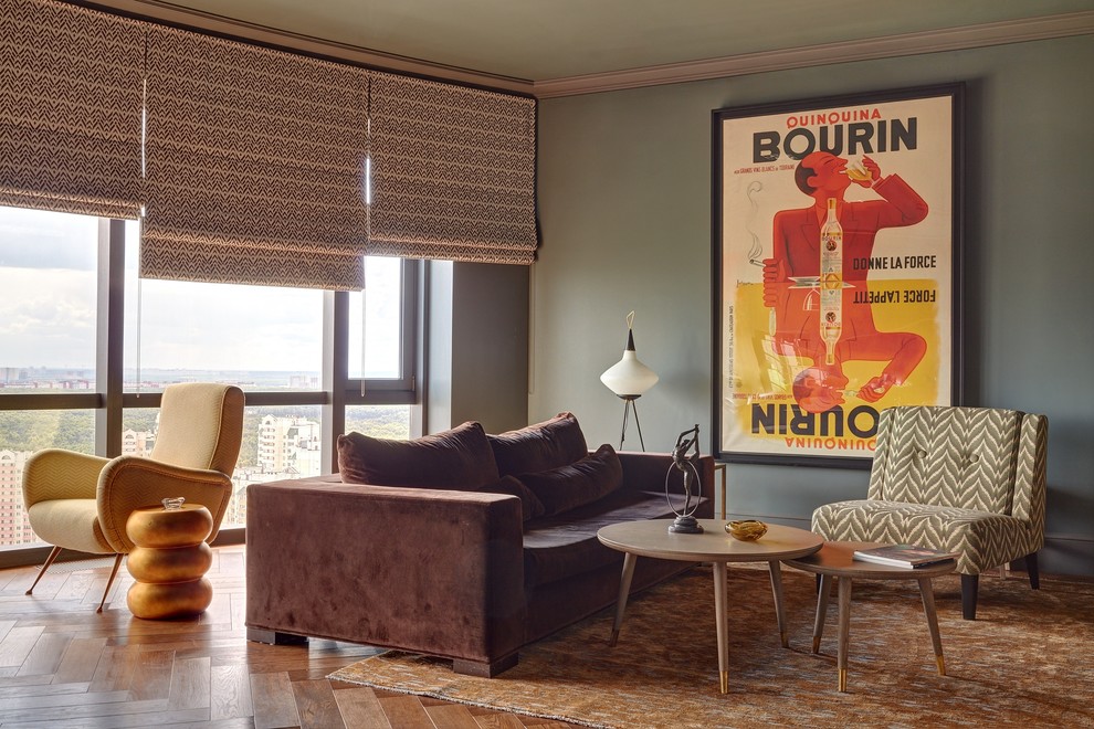 Esempio di un soggiorno moderno con pareti grigie, pavimento in legno massello medio e pavimento marrone