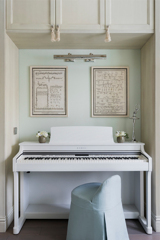 На фото: гостиная комната в классическом стиле с музыкальной комнатой и синими стенами с