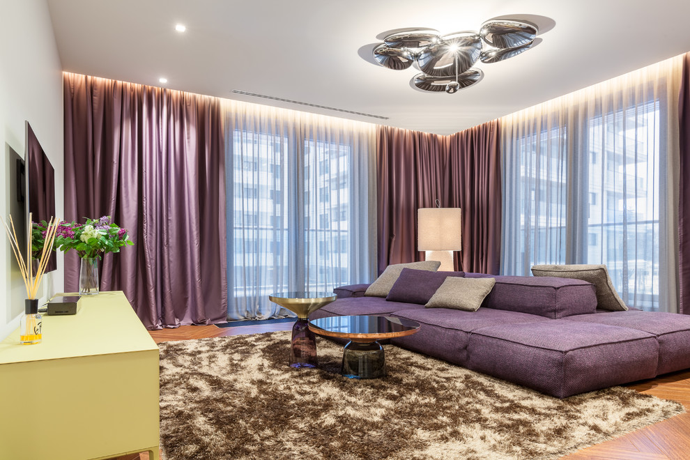 Esempio di un soggiorno contemporaneo con pareti bianche, pavimento in legno massello medio, TV a parete e pavimento marrone