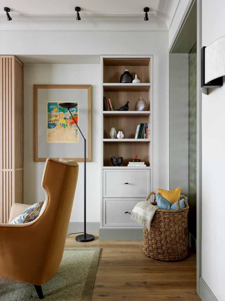 Exemple d'un salon tendance de taille moyenne et ouvert avec une salle de réception, un mur blanc, un sol en bois brun et un téléviseur dissimulé.