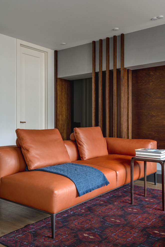Свежая идея для дизайна: открытая гостиная комната среднего размера в стиле неоклассика (современная классика) с белыми стенами, темным паркетным полом, коричневым полом и панелями на стенах без телевизора - отличное фото интерьера