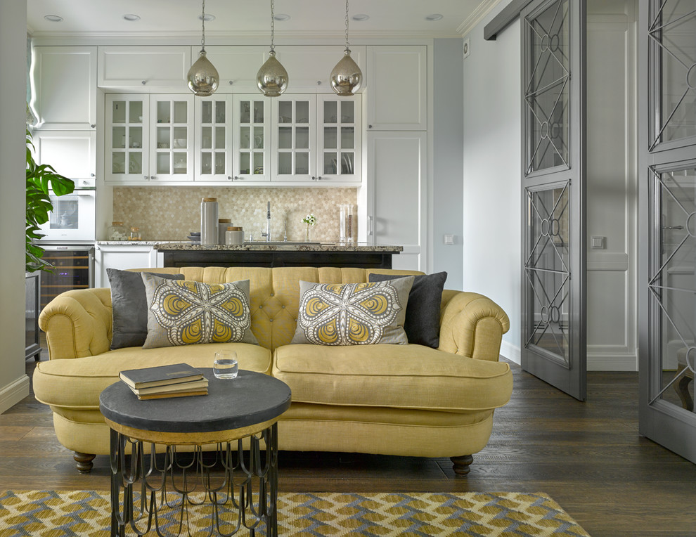 Immagine di un soggiorno chic di medie dimensioni con pavimento in legno massello medio