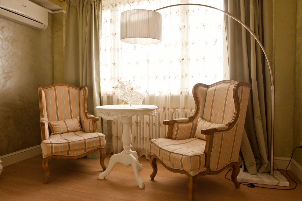 Пример оригинального дизайна: объединенная гостиная комната в классическом стиле