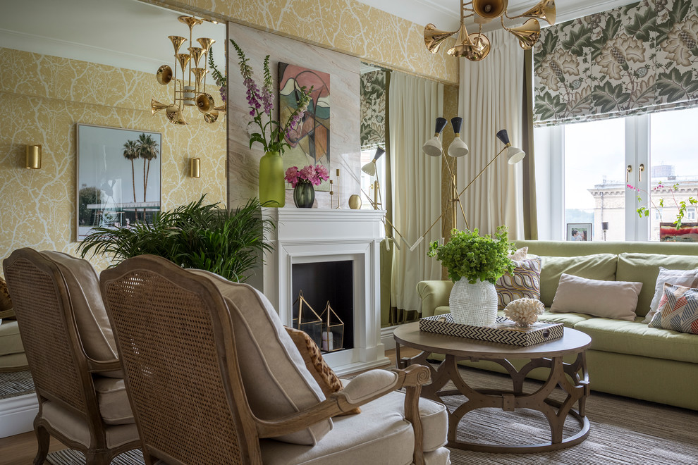 Источник вдохновения для домашнего уюта: парадная гостиная комната в стиле неоклассика (современная классика) с желтыми стенами и стандартным камином