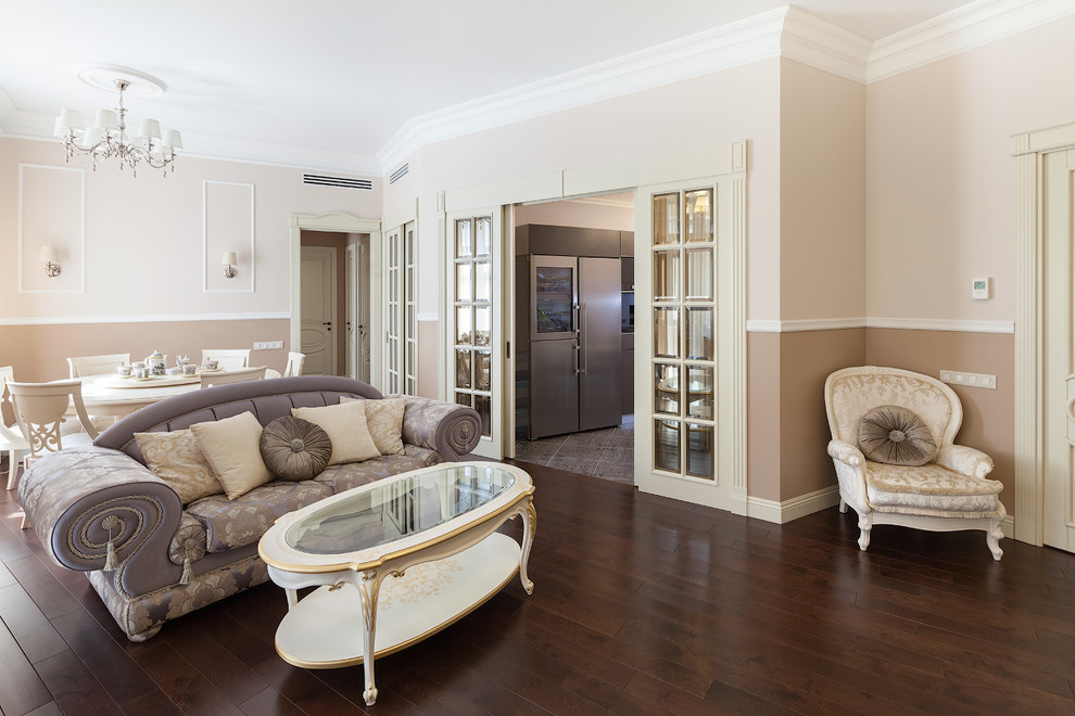 Ejemplo de salón para visitas clásico con paredes beige y suelo de madera oscura