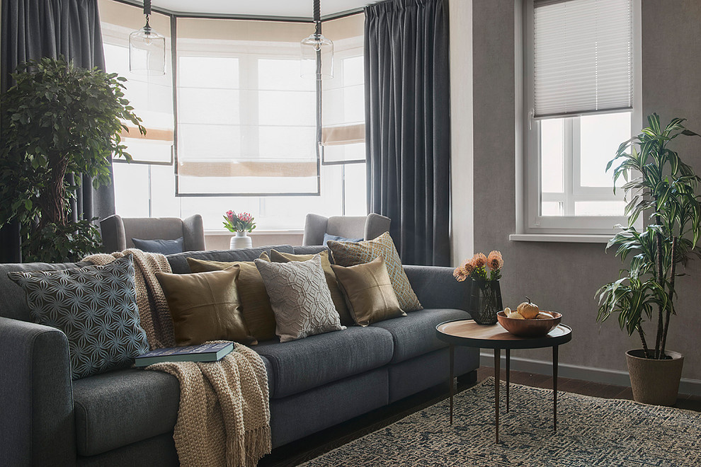 Стильный дизайн: гостиная комната в современном стиле с серыми стенами - последний тренд