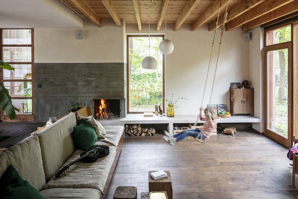 Diseño de salón abierto bohemio con paredes blancas, suelo de madera oscura, todas las chimeneas, suelo marrón, vigas vistas y madera