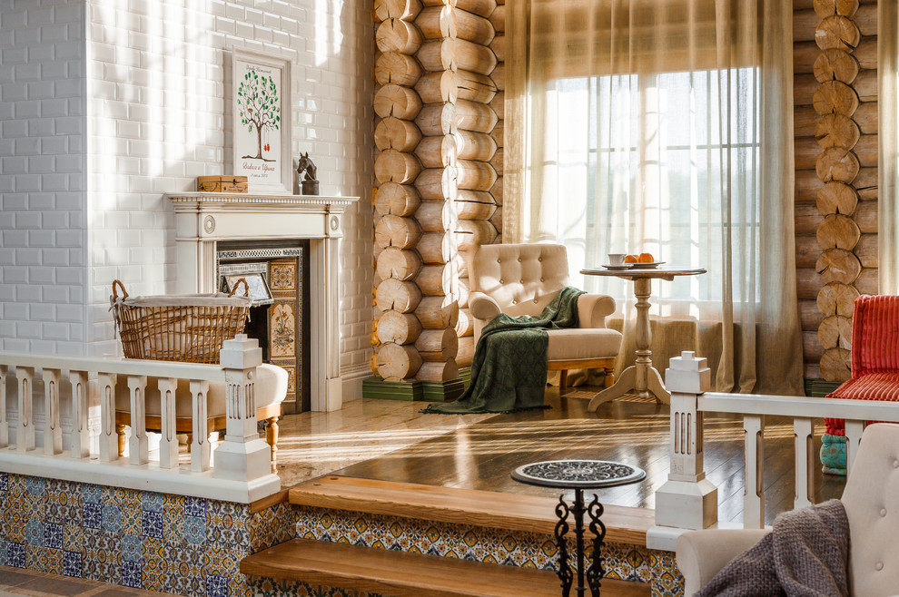 На фото: парадная, изолированная гостиная комната в стиле фьюжн с стандартным камином, коричневым полом и коричневыми стенами с