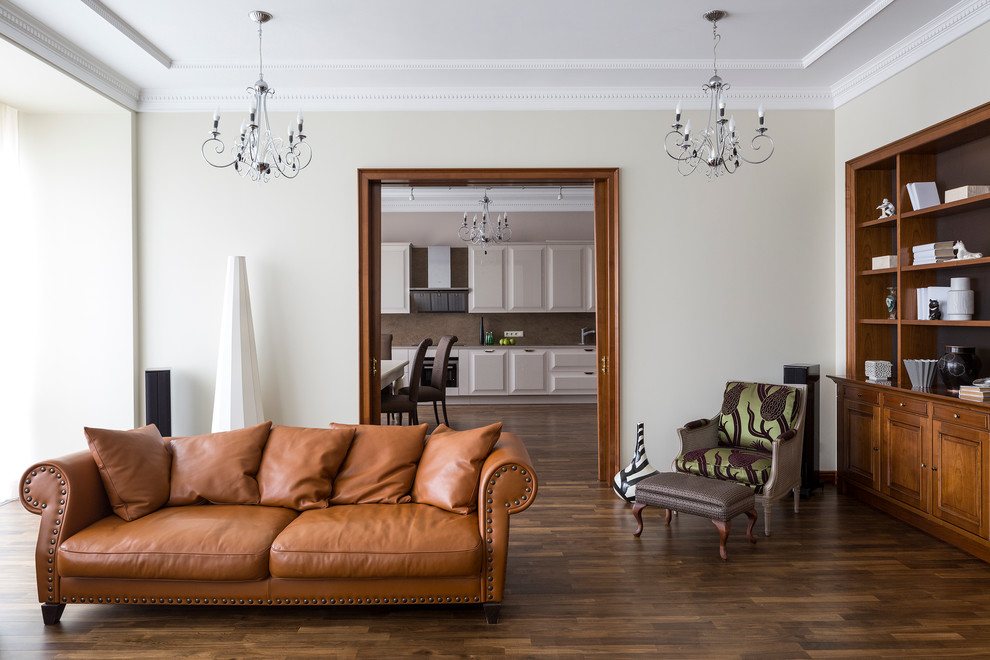 Diseño de salón cerrado tradicional grande sin chimenea con suelo de madera oscura, paredes grises, televisor independiente y suelo marrón