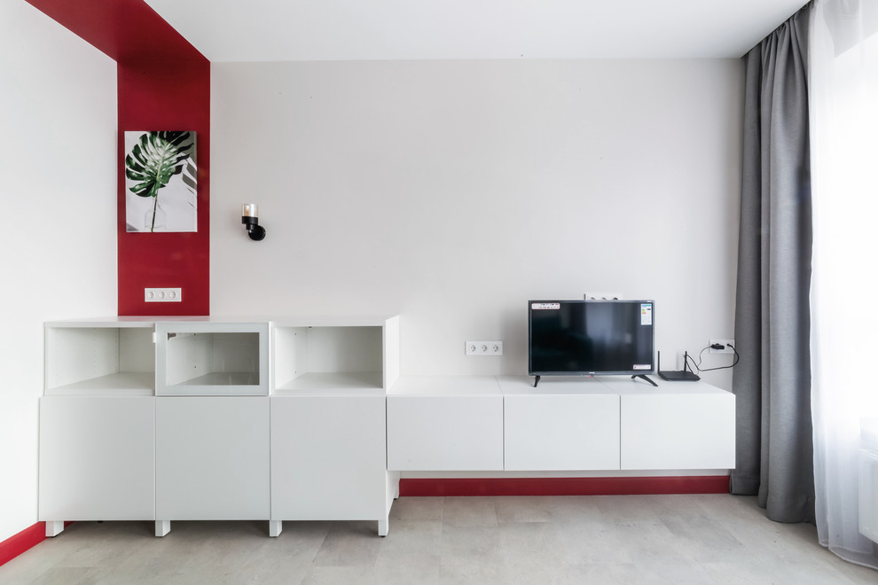 Стильный дизайн: маленькая открытая, объединенная гостиная комната в современном стиле с серыми стенами, полом из винила, отдельно стоящим телевизором и бежевым полом для на участке и в саду - последний тренд