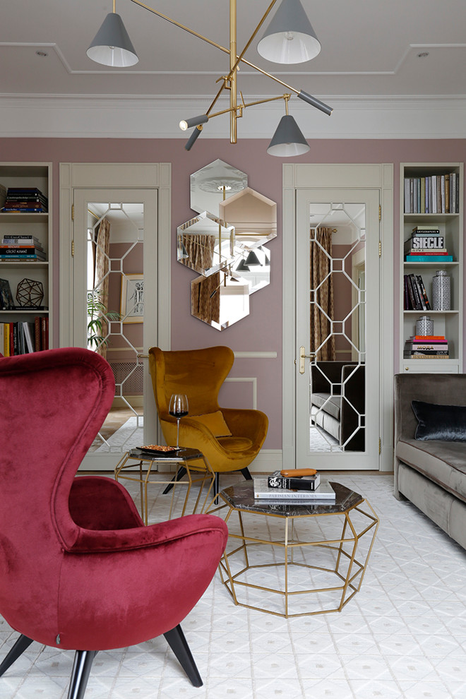 На фото: парадная гостиная комната в современном стиле с розовыми стенами и ковровым покрытием с