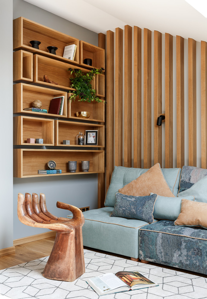 Modelo de sala de estar actual con suelo de madera clara y paredes grises