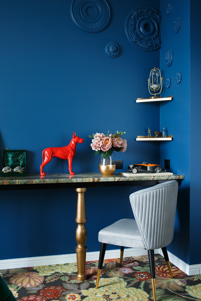 Imagen de salón bohemio con paredes azules, moqueta y suelo multicolor
