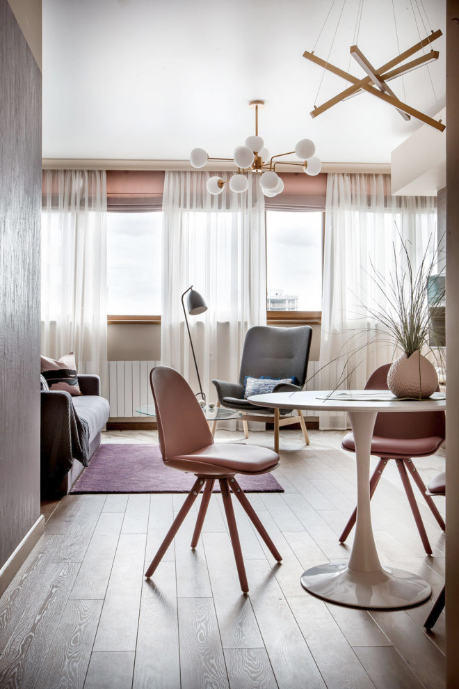 Idee per un soggiorno bohémian di medie dimensioni e aperto con pareti viola e TV a parete