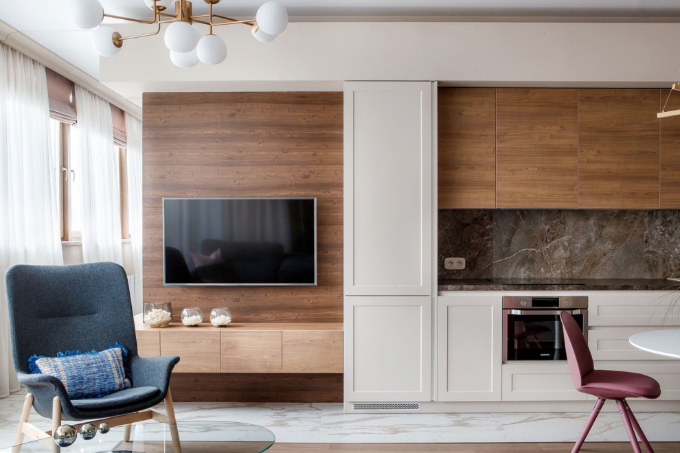 Mittelgroßes, Offenes Stilmix Wohnzimmer mit TV-Wand und beiger Wandfarbe in Sonstige