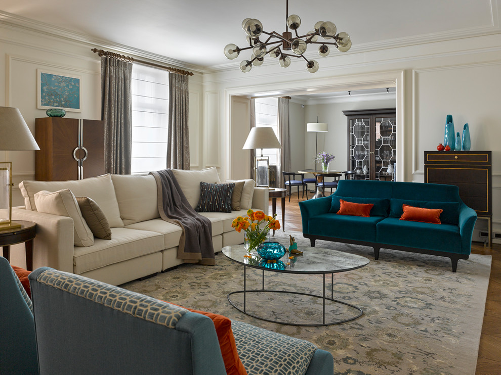 Пример оригинального дизайна: парадная, изолированная гостиная комната в стиле неоклассика (современная классика) с белыми стенами, ковровым покрытием, серым полом и синим диваном