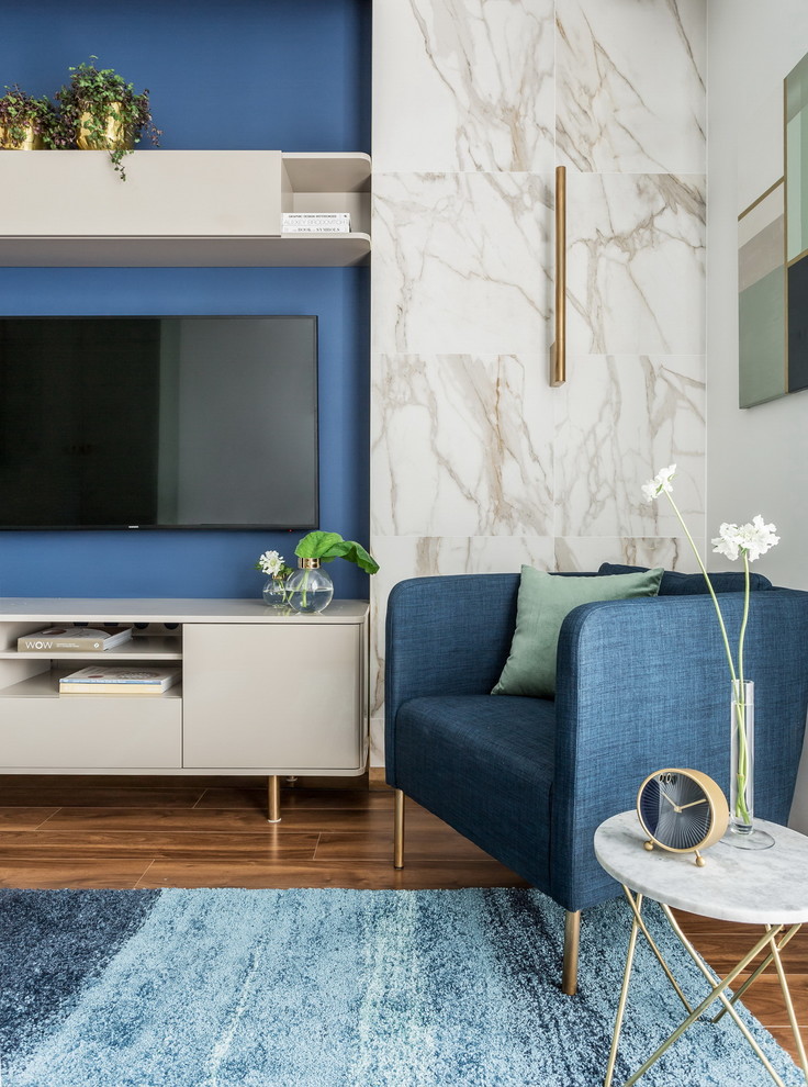 Exemple d'un petit salon tendance ouvert avec un mur bleu, sol en stratifié, un téléviseur fixé au mur et un sol marron.