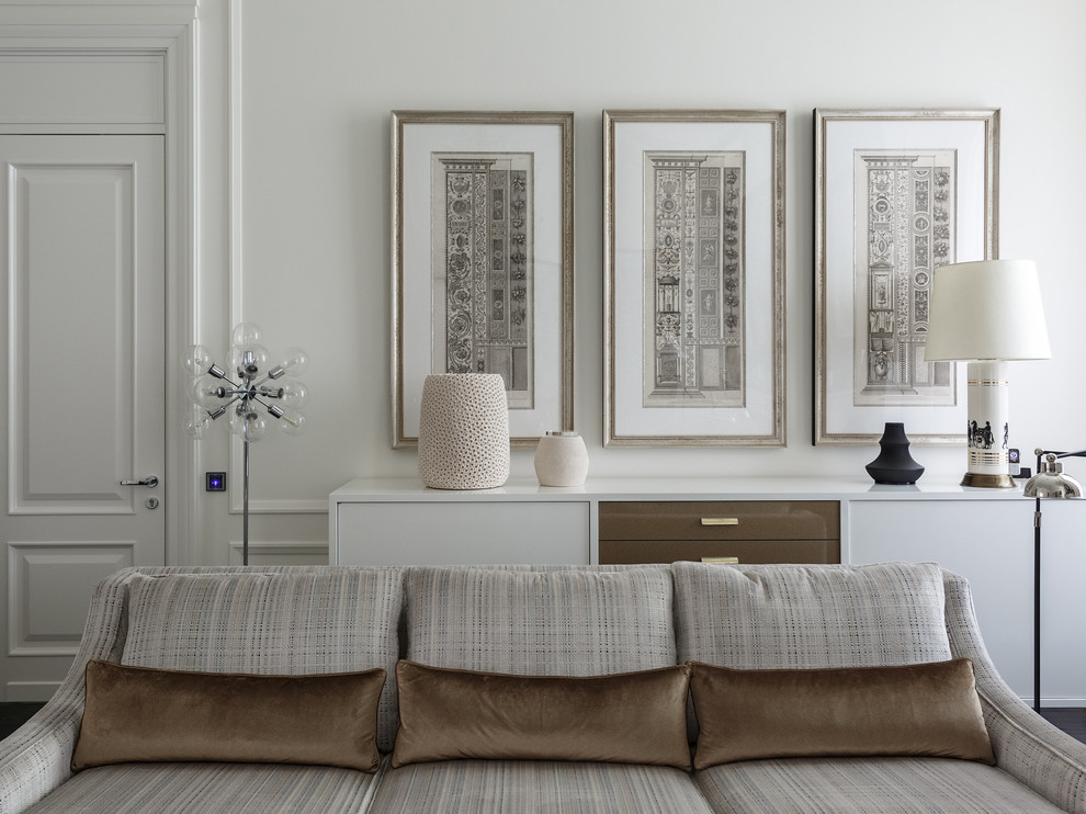 Стильный дизайн: гостиная комната:: освещение в классическом стиле с белыми стенами - последний тренд