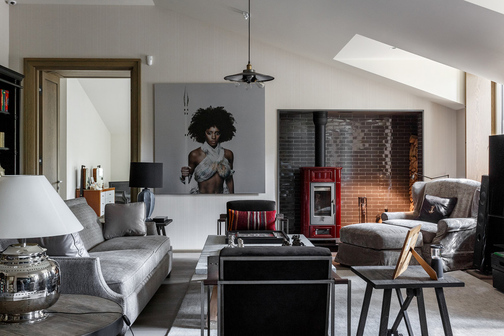 Свежая идея для дизайна: гостиная комната в современном стиле с белыми стенами и печью-буржуйкой - отличное фото интерьера