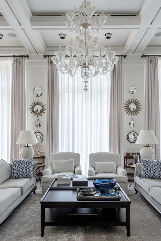 Repräsentatives Klassisches Wohnzimmer mit weißer Wandfarbe und Teppichboden in Moskau